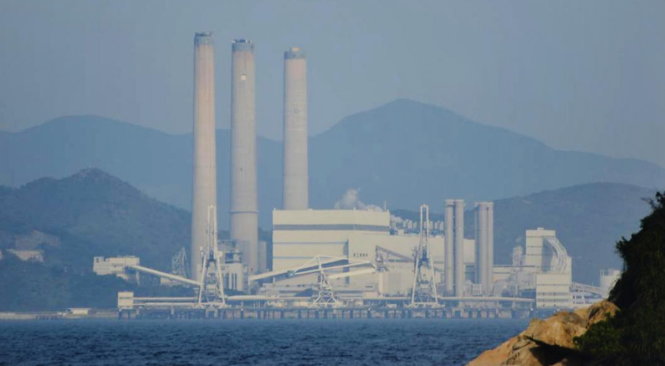 Nhà máy xả khói gây ô nhiễm ở Trung Quốc - Ảnh: Leung Ka Wa