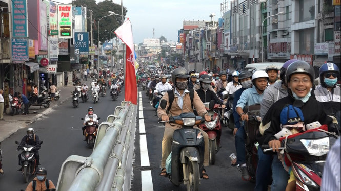 Những người dân đầu tiên đi trên cầu vượt - Ảnh: CHẾ THÂN