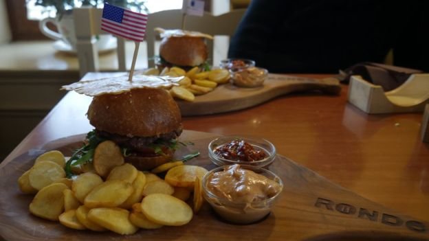 Món burger Tổng thống được ưa chuộng tại thị trấn Sevnica - Ảnh: BBC