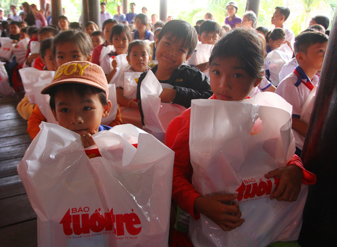 Trẻ em nghèo vùng hạn, mặn thuộc huyện Vĩnh Lợi và TP Bạc Liêu vui mừng nhận quà tết do bạn đọc báo Tuổi Trẻ đóng góp