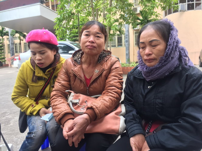 Vợ ông Chấn (ngồi giữa) và người thân đến TAND tỉnh Bắc Giang trong phiên toà đã bị hoãn ngày 25-11-2016 - Ảnh: Thân Hoàng
