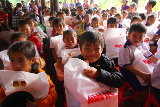300 phần quà tết đầy ý nghĩa đã được trao cho trẻ em vùng hạn mặn của tỉnh Bạc Liêu ngày 19-1           
- Ảnh: CHÍ QUỐC