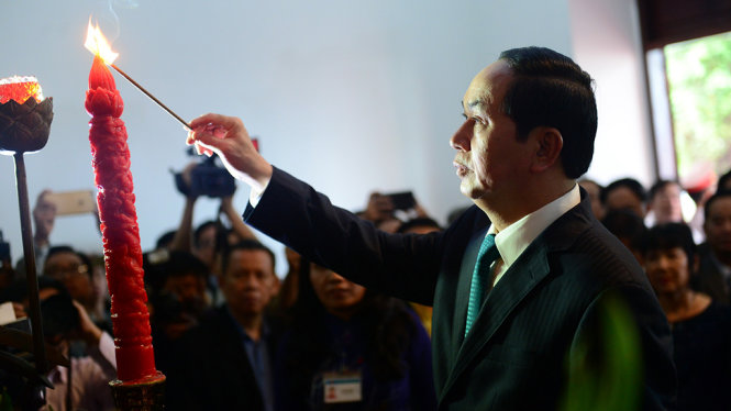 Chủ tịch nước Trần Đại Quang thắp đèn tại Chủ tịch HCM tại Bến Nhà Rồng chiều 20-1 - Ảnh: QUANG ĐỊNH