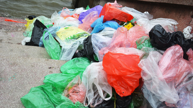 Túi nilon, rác thải chất đống tại khu vực ven hồ Tây