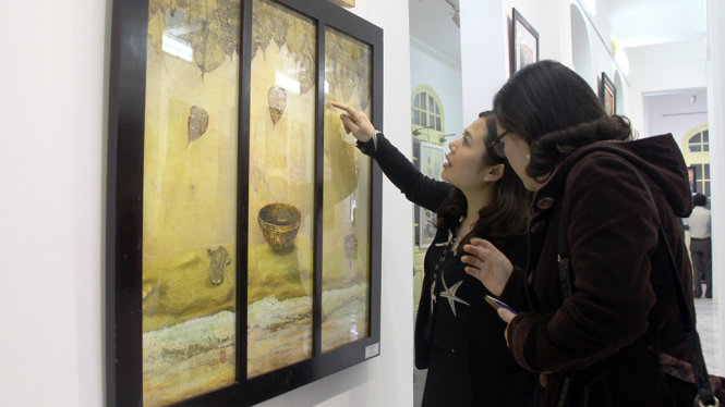 Nhiều người yêu nghệ thuật đã đến tham dự lễ khai mạc triển lãm tranh “Mùa Xuân và con giáp” tại Huế - Ảnh: NHẬT LINH