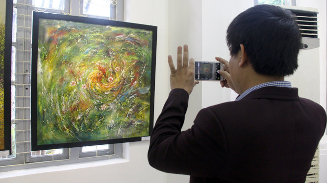 Nhiều người xem tỏ ra thích thú với những bức tranh tại triển lãm “Mùa xuân và con giáp” - Ảnh: NHẬT LINH