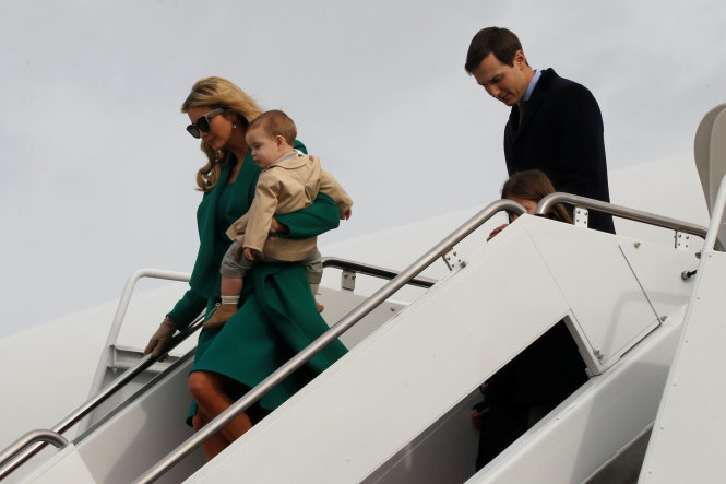 Cô Ivanka Trump và chồng là Kushner và các con xuống sân bay ở Maryland để chuẩn bị tham dự lễ nhậm chức của cha ngày 19-1-2017 - Ảnh: Reuters