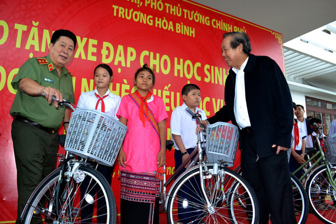 Phó thủ tướng Trương Hòa Bình tặng xe đạp cho các học sinh dân tộc thiểu số tỉnh Bình Định - Ảnh: DUY THANH