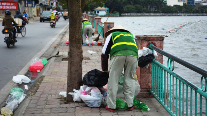 Lực lượng vệ sinh môi trường phải làm việc liên tục từ sáng sớm để thu dọn túi nilon rải rác ven hồ
