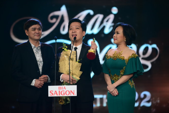 Diễn viên Trường Giang đoạt giải Diễn viên hài được yêu thích nhất từ tay diễn viên Việt Hương và Quốc Thảo trong lễ trao giải Mai Vàng lần thứ 22 vào tối 20-1 - Ảnh: QUANG ĐỊNH