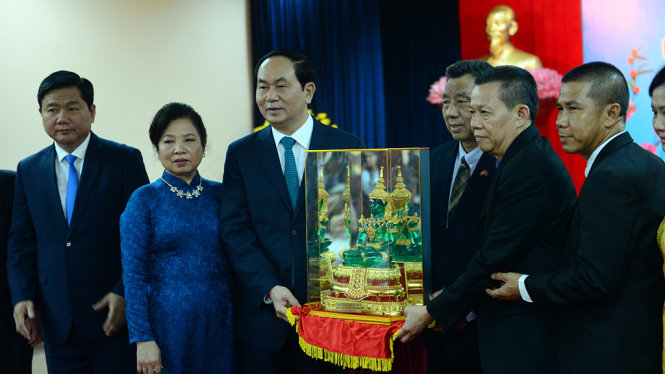 Kiều bào Thái Lan tặng tượng Phật cho Chủ tịch nước Trần Đại Quang tại buổi gặp gỡ tại Bến Nhà Rồng chiều 20-1 - Ảnh: QUANG ĐỊNH