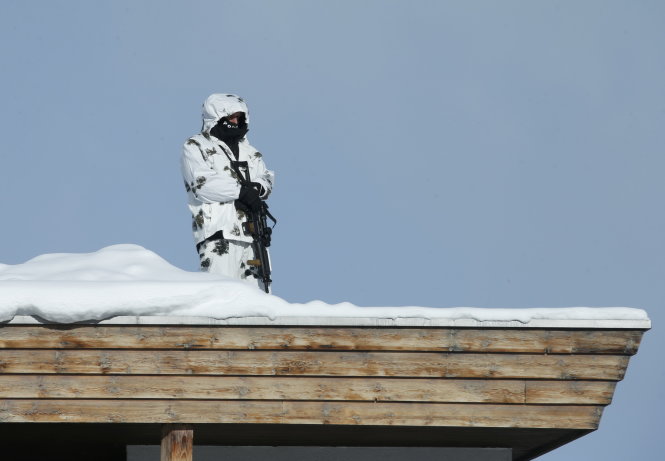 Cảnh sát đặc nhiệm của Thụy Sĩ chịu trận dưới trời tuyết bảo vệ Diễn đàn kinh tế Davos 2017 - Ảnh: Reuters