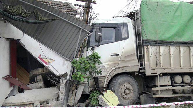 Hiện trường vụ tai nạn xe tải tông sập hai nhà dân, cụ bà vô gia cư tử vong - Ảnh: ĐÌNH TRANG