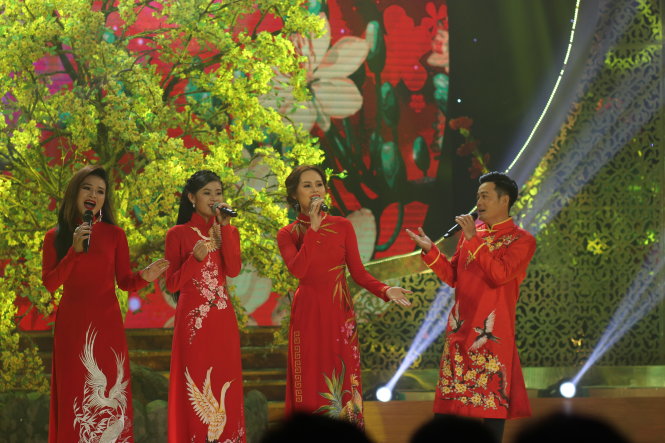 Bốn thí sinh Ngọc Hương, Lê Trinh, Quỳnh Như, Duy Khánh hát tặng khán giả liên khúc xuân
