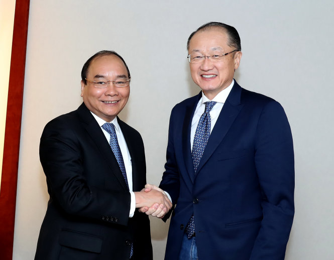 Thủ tướng Nguyễn Xuân Phúc và Chủ tịch Diễn đàn kinh tế thế giới Klaus Schwab chứng kiến lễ ký thỏa thuận hợp tác giữa WEF và Việt Nam               - Ảnh: TTXVN