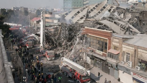 Tòa nhà sập vùi lấp nhiều người bên dưới - Ảnh: REUTERS