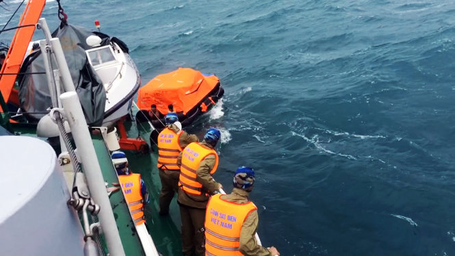 Tàu CSB 4036 tiếp cận phao bè bị nạn - Ảnh: Mạnh Thường