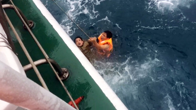 Thủy thủ tàu CSB 4036 đưa người bị nạn lên tàu