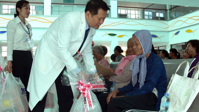 TS.BS Trương Quang Định - giám đốc Bệnh viện Nhi Đồng Thành phố tặng quà, thăm hỏi người dân bị ảnh hưởng bởi dự án xây dựng bệnh iện, sáng 19-1 -
Ảnh: T.Q.Đ