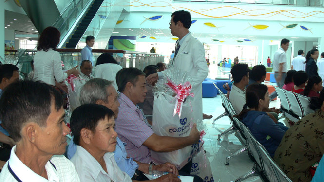 TS.BS Trương Quang Định - giám đốc Bệnh viện Nhi Đồng Thành phố tặng quà, thăm hỏi người dân bị ảnh hưởng bởi dự án xây dựng bệnh iện, sáng 19-1 -
Ảnh: T.Q.Đ