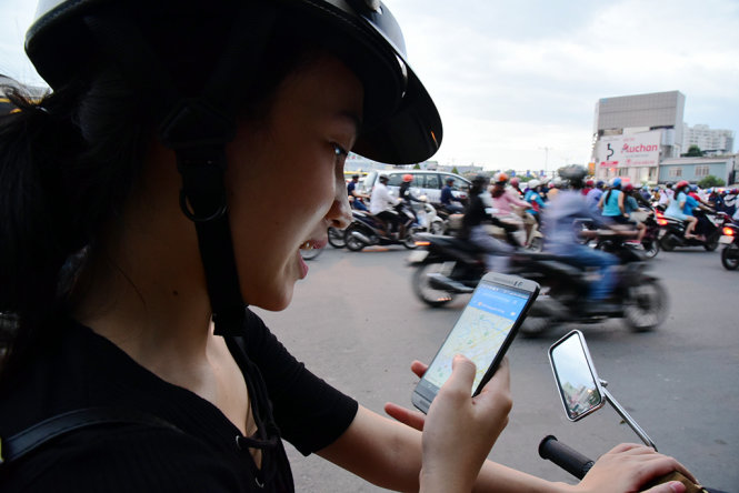 Truy cập qua website ww.giaothong.hochiminhcity.gov.vn và tải ứng dụng trên thiết bị di động để chọn đường đi nhằm tránh kẹt xe - Ảnh: H.Thuận