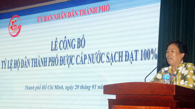 Bà Trần Thị Út, xã Bình Mỹ, huyện Củ Chi phấn khởi phát biểu tại lễ công bố 100% hộ dân TP được cấp nước sạch - Ảnh: QUANG KHẢI