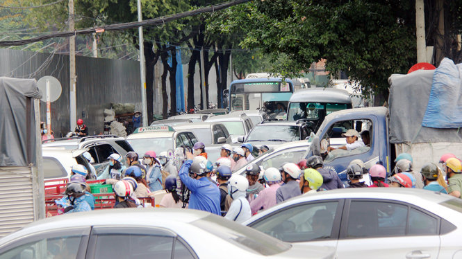 Các phương tiện từ trong các đường nhánh đổ ra khiến giao thông tịa công trường Mê Linh không có lối thoát - Ảnh: Lê Phan