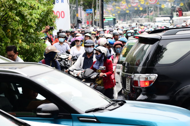 Nhiều xe máy trên đường Tôn Đức Thắng len lỏi vào bên trong để lưu thông cũng không thoát được dòng xe trên đường Nguyễn Huệ đâm ra - Ảnh Tự Trung