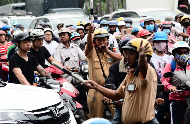 Cảnh sát giao thông làm việc từ nhiều giờ nhưng giao thông vẫn rối loạn - Ảnh: Tự Trung