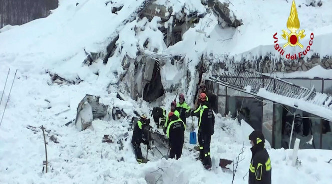 Khách sạn bị vùi hoàn toàn dưới tuyết - Ảnh: Vigili del Fuoco / AFP