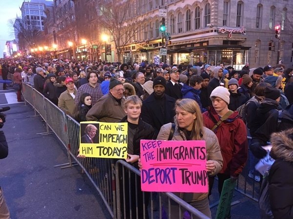 Hàng trăm người biểu tình phản đối Trump đã qua điểm kiểm soát an ninh. Ảnh: Twitter.