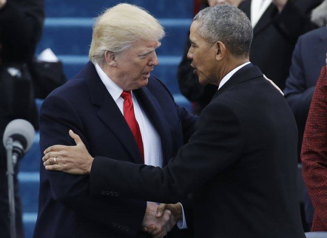 Ông Donald Trump bắt tay Tổng thống Barack Obama trên khu khán đài VIP. Ảnh: AP