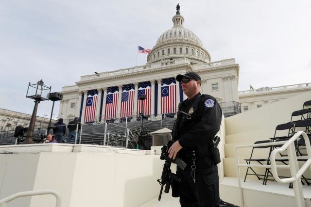 Một nhân viên an ninh làm nhiệm vụ tại Điện Capitol trước thời điểm diễn ra lễ nhậm chức của tỉ phú Donald Trump - Ảnh: Reuters