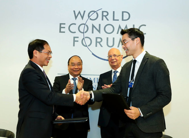 Thủ tướng Nguyễn Xuân Phúc và Chủ tịch Diễn đàn kinh tế thế giới Klaus Schwab chứng kiến lễ ký thỏa thuận hợp tác giữa WEF và Việt Nam - Ảnh: TTXVN
