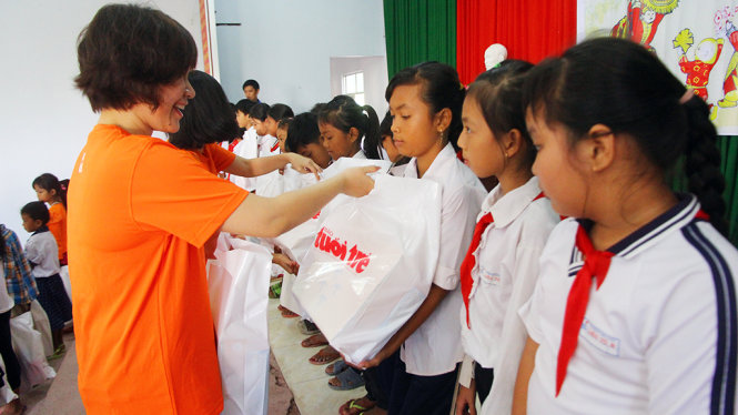 Đại diện Cộng đồng Sony Alpha tặng quà cho trẻ em nghèo huyện Trần Đề sáng 20 -1- Ảnh: Chí Quốc