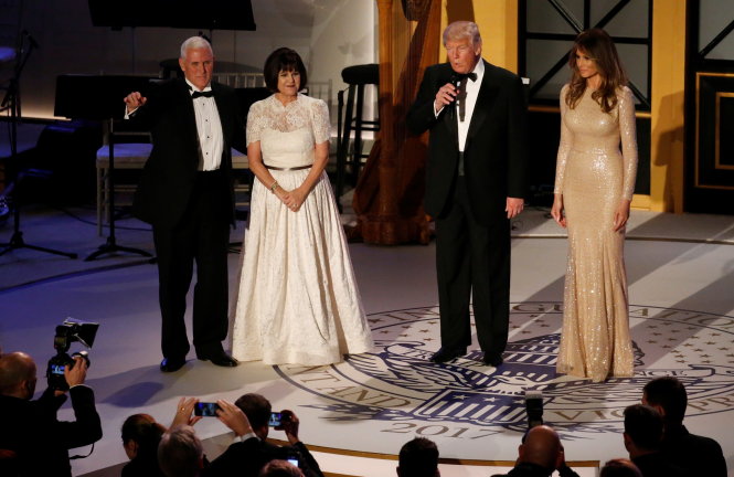 Vợ chồng Tổng thống đắc cử Donald Trump (phải) và vợ chồng phó Tổng thống đắc cử Mike Pence mở màn buổi tiệc tối ở Union Station, ngay sau khi ông Trump từ New York đến Washington, ngày 19-1 - Ảnh: Reuters