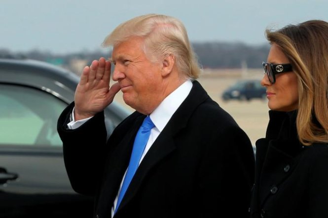 Ông Trump và vợ Melania tại căn cứ Andrewa, Maryland hôm 19-1 - Ảnh: Reuters