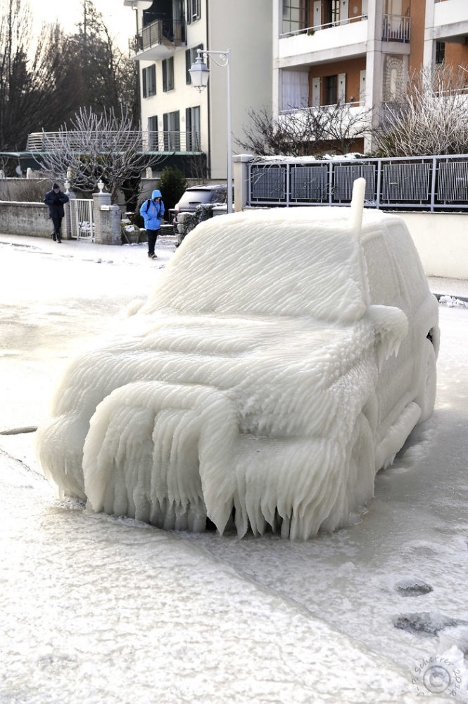 Một chiếc xe hơi bị đóng băng hoàn toàn