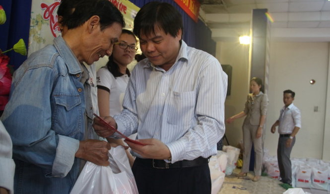 Ông Tăng Hữu Phong tặng quà Tết cho người dân có hoàn cảnh khó khăn Quận Tân Bình - Ảnh: MINH PHƯỢNG