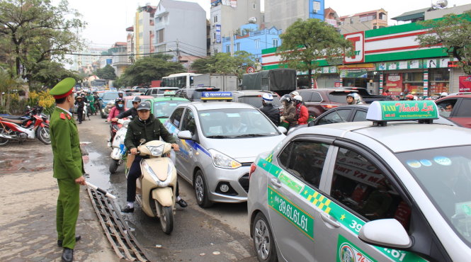 Ô tô chen chúc nhau tại đường Nguyễn Cảnh Dị - Ảnh: Chí Tuệ