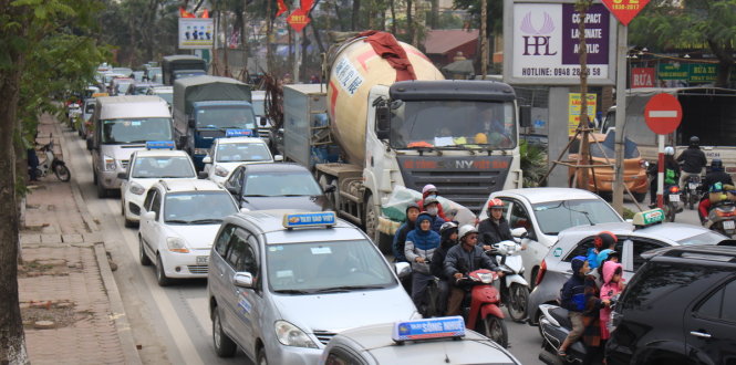 Hướng Nguyễn Hữu Thọ - Giải Phóng ô tô xếp hàng dàn kín đường - Ảnh: Chí Tuệ