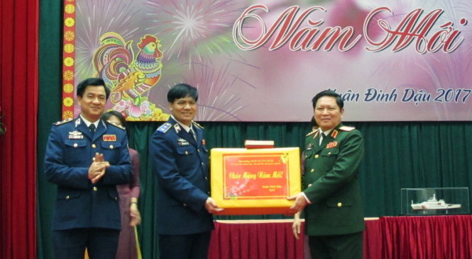 Đại tướng Ngô Xuân Lịch (phải) tặng quà, chúc tết Bộ tư lệnh cảnh sát biển sáng 21-1 - Ảnh: Đ.Bình