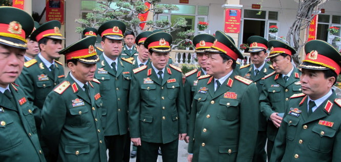 Đại tướng Ngô Xuân Lịch (thứ 4 từ phải qua) nói chuyện, chúc tết các chiến sĩ của Tiểu đoàn kiểm soát quân sự 103-Bộ tư lệnh thủ đô - Ảnh: Đ.Bình