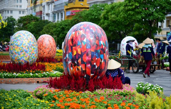 Những trái trứng trang trí tại đường hoa Nguyễn Huệ tượng trưng cho sự no đủ, hạnh phúc - Ảnh: HỮU THUẬN