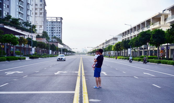 Tuyến đường Nguyễn Cơ Thạch tại khu đô thị Thủ Thiêm, Q.2 rộng rãi với 8 làn đường - Ảnh: HỮU THUẬN