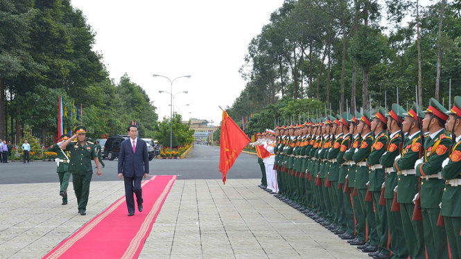 Chủ tịch nước Trần Đại Quang duyệt đội danh dự Quân khu 9 - Ảnh: H.H