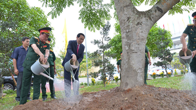 Chủ tịch nước Trần Đại Quang và Thượng tướng Trần Đơn trồng cây lưu niệm tại Bộ Tư lệnh Quân khu 9 - Ảnh: H.H