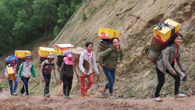 Đoàn người nối nhau cõng quà tết lên núi cho người dân thôn Quế, Quảng Ngãi