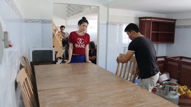 Vợ chồng anh Nguyễn Thanh
Phong (quê Trà Vinh) sắp xếp đồ
đạc trong ngôi nhà mới chuẩn bị
đón tết - Ảnh: Tiến Long