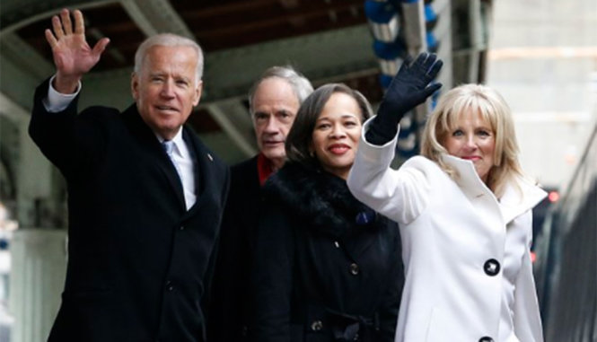Ông Joe Biden (trái) và vợ Jill Biden (phải) vẫy tay chào khi chuẩn bị lên xe lửa đi từ Washington về nhà tại Delaware trong ngày 21-1 - Ảnh: twitter
